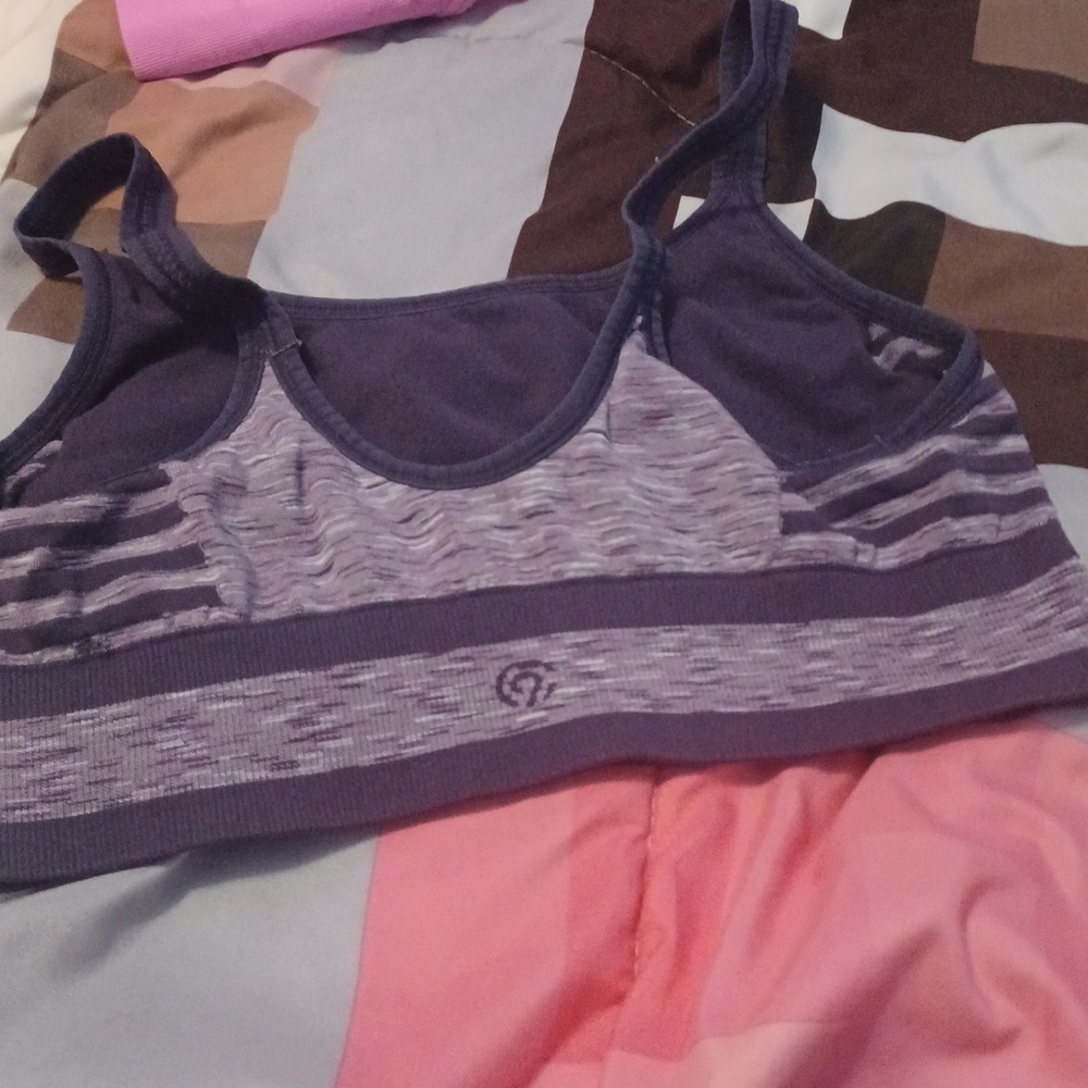 - Woman sports bras - Picture 2 of 2